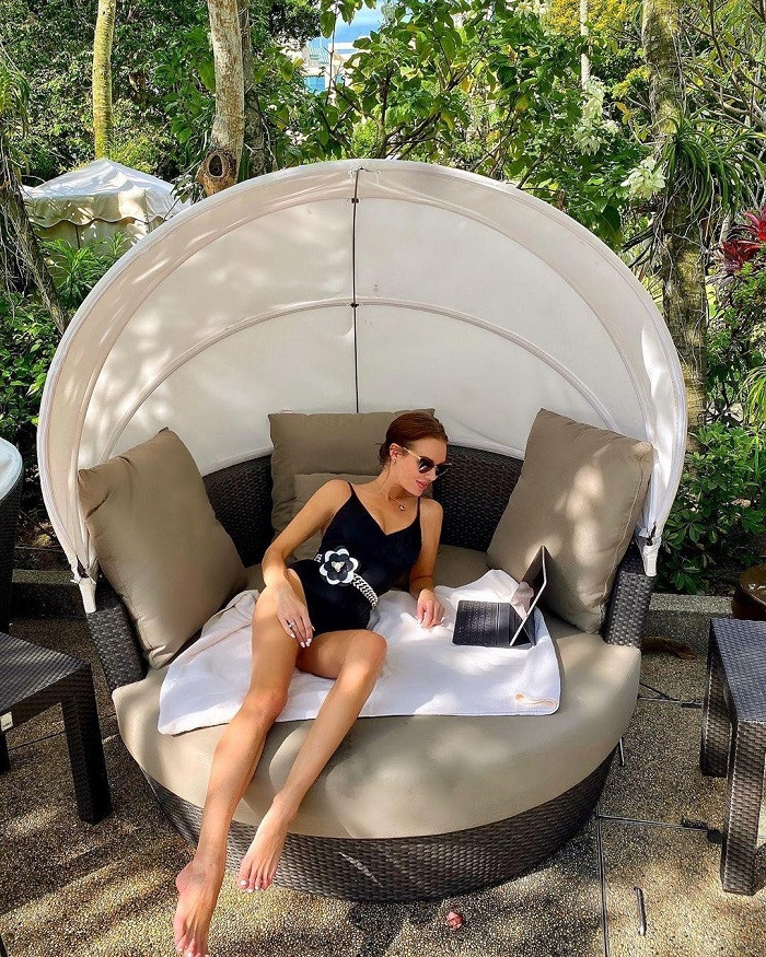 Hồ bơi và khu vực spa tại Shangri-La Singapore.