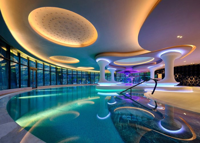Hồ bơi vô cực lung linh, huyền ảo, hiện đại là một trong những điểm check-in nổi tiếng tại InterContinental Shanghai Wonderland