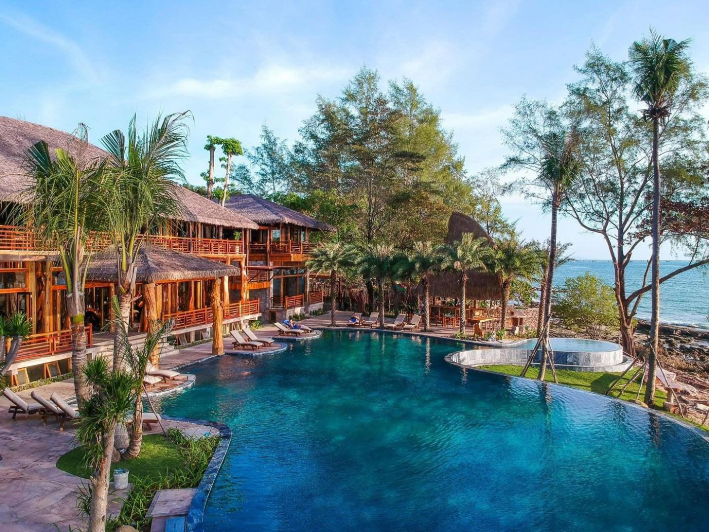 Hồ bơi vô cực phía trước quầy lễ tân và nhà hàng Tree House