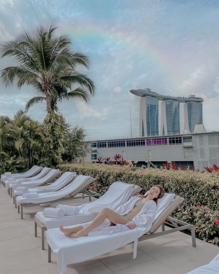 Hồ bơi với góc nhìn tuyệt đẹp về Marina Bay