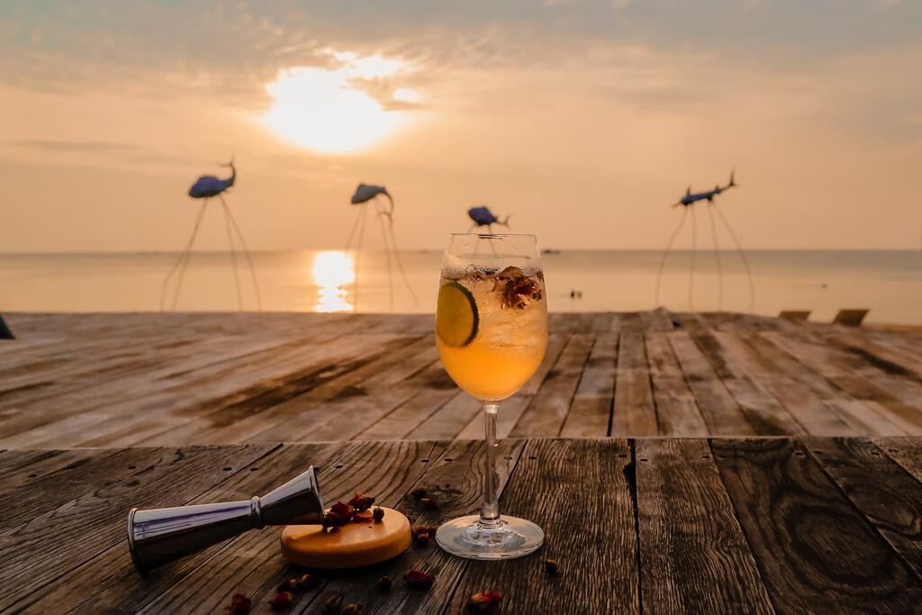 Hoàng hôn lãng mạn tại Sunset Sanato Beach Club Phú Quốc