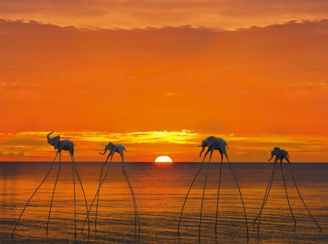 Hoàng Hôn tại Sunset Sanato Beach