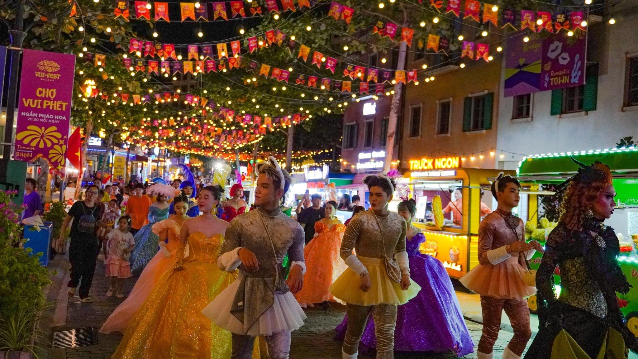Hoạt động tại chợ đêm VUI-Fest