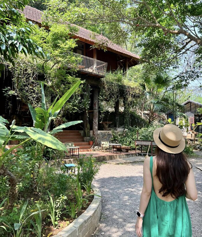 House By Lake bên dòng suối trong xanh