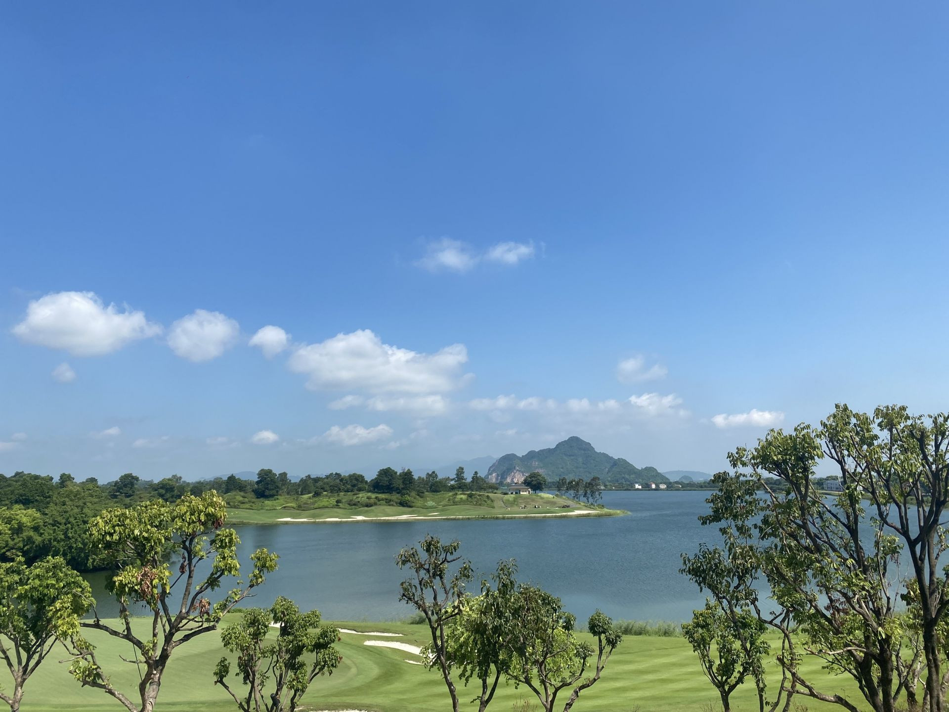 Hướng ban công view hồ Văn Sơn tại Wyndham SkyLake