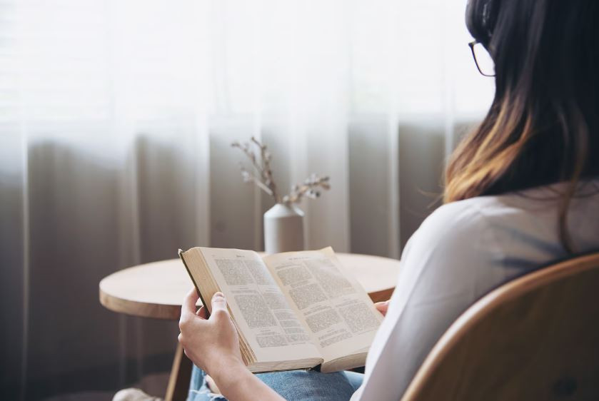 Hướng dẫn cách làm bài văn nghị luận về vấn đề đọc sách của giới trẻ