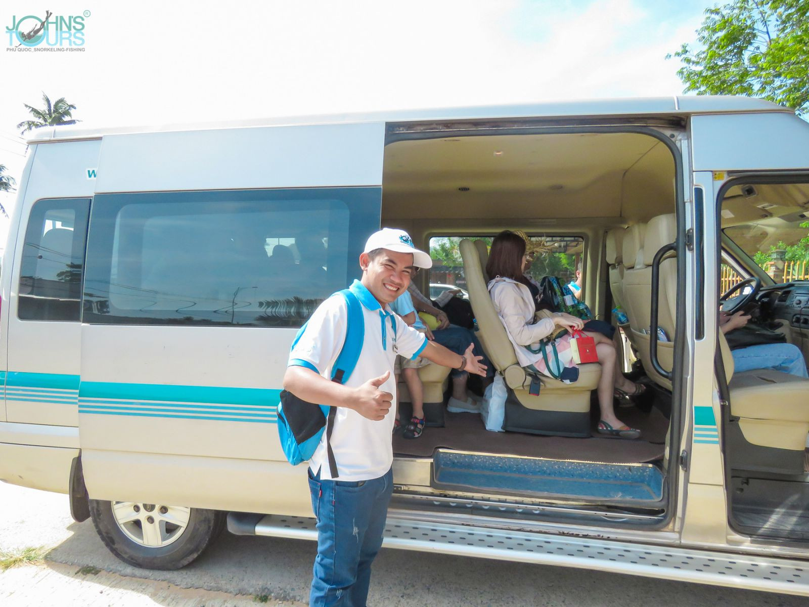 Hướng dẫn viên của John's Tours đón khách
