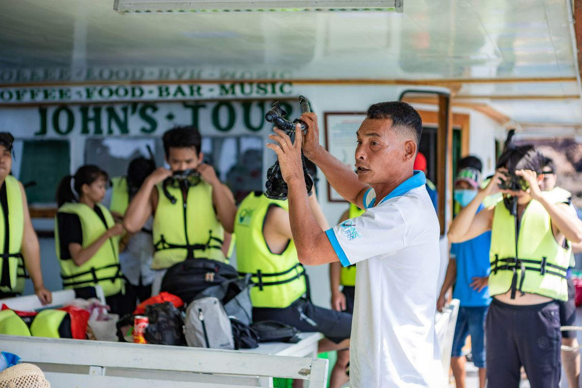 Hướng dẫn viên của John's Tours hướng dẫn cách sử dụng thiết bị lặn