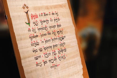 J.R.R. Tolkien thích nghiên cứu ngôn ngữ