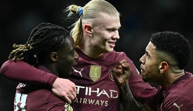 Jeremy Doku trong trận đấu với Tottenham