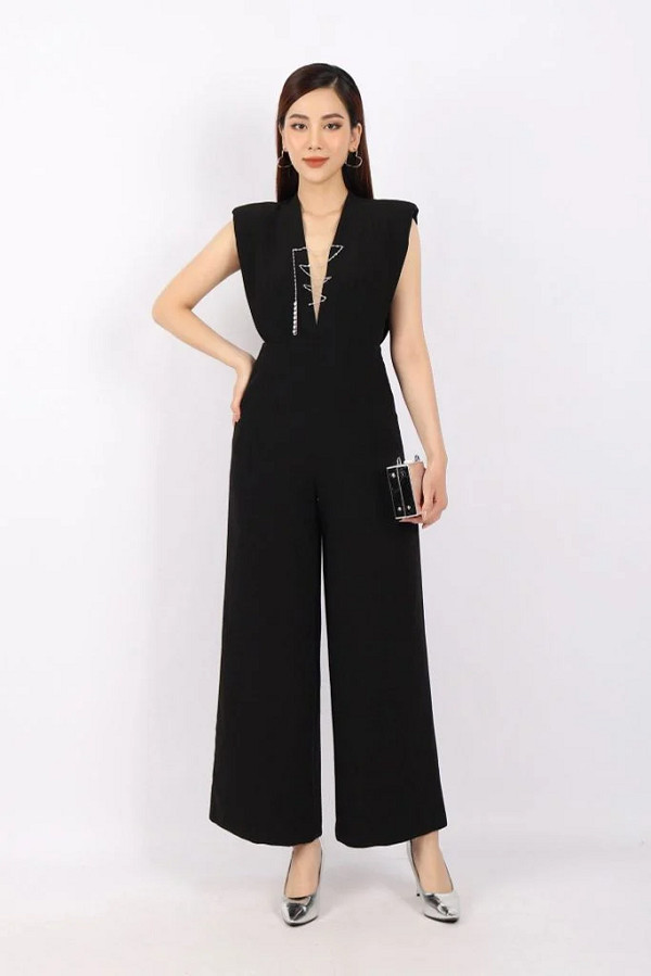 Jumpsuit ống loe thanh lịch mix giày cao gót, giúp tôn dáng tối đa.