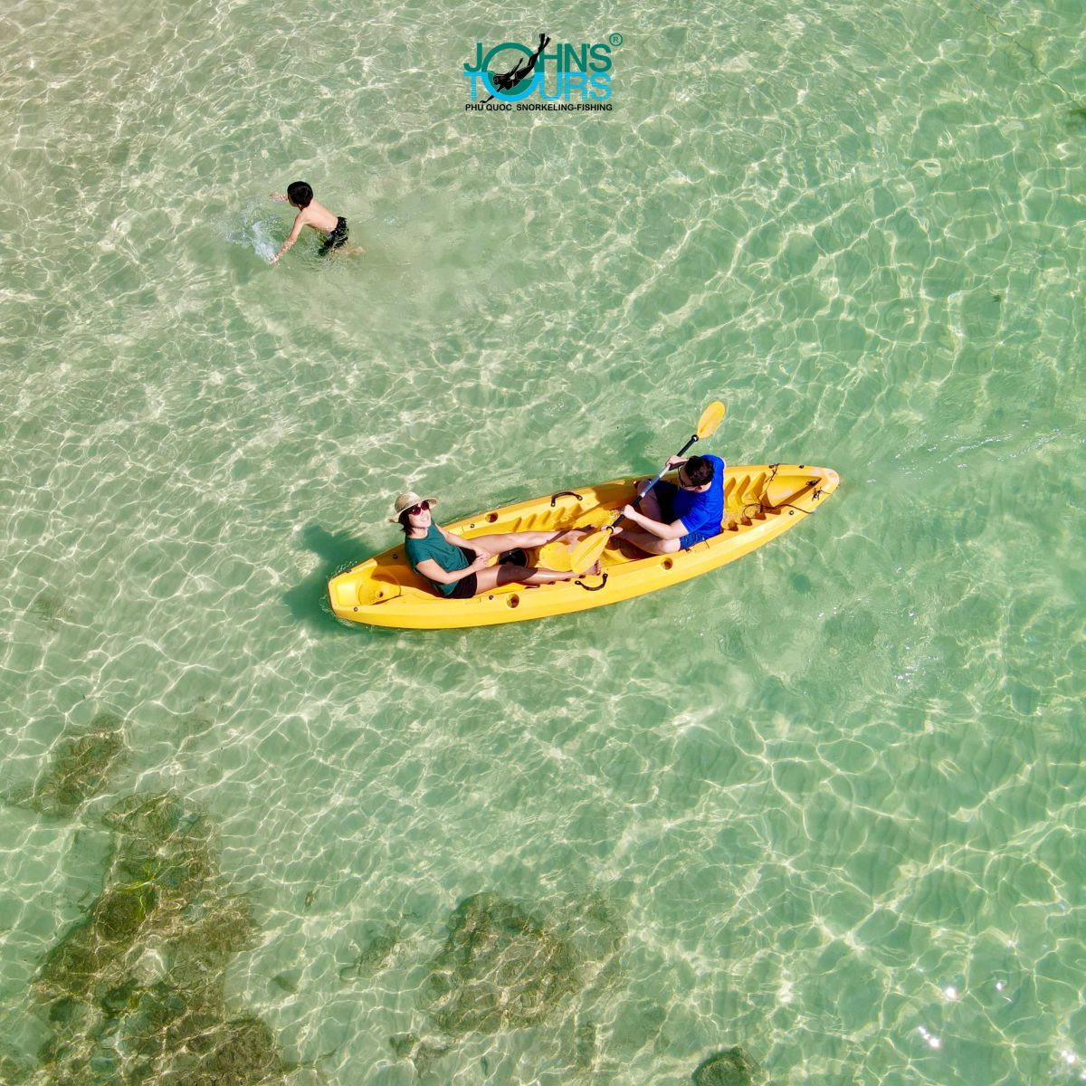 Kayak để khám phá hòn đảo xinh đẹp.