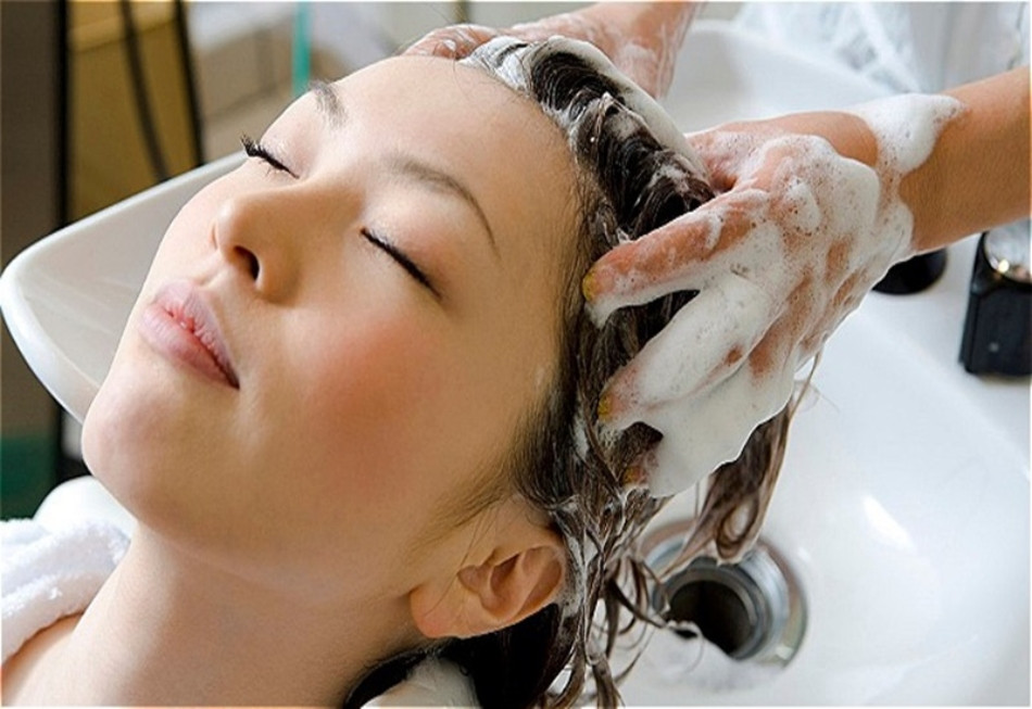 Kết hợp các loại dầu gội dịu nhẹ trong quá trình điều trị gàu bằng chanh