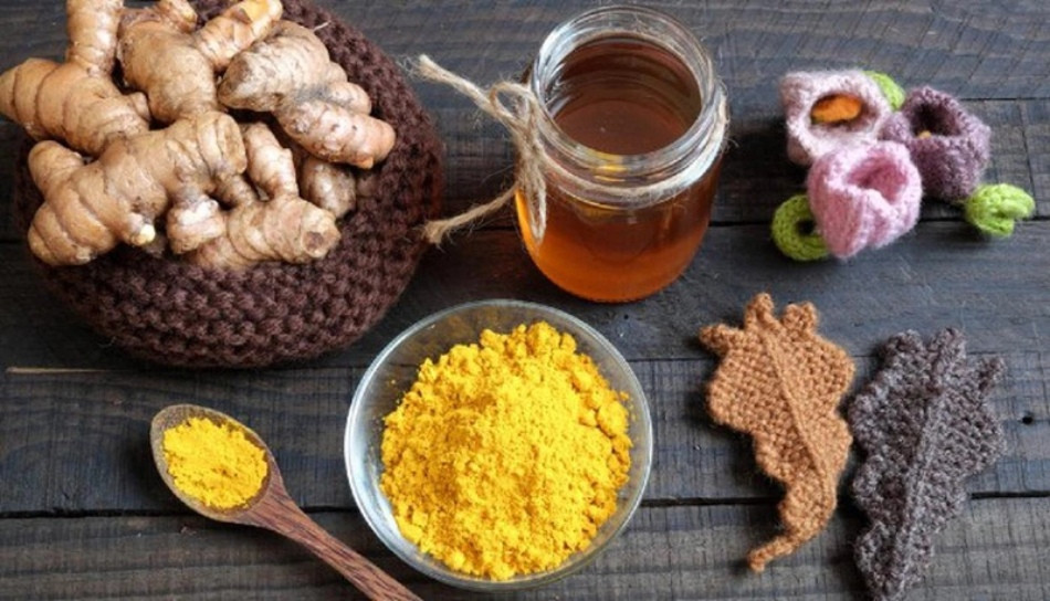 Kết hợp tinh bột nghệ với mật ong để làm trắng da