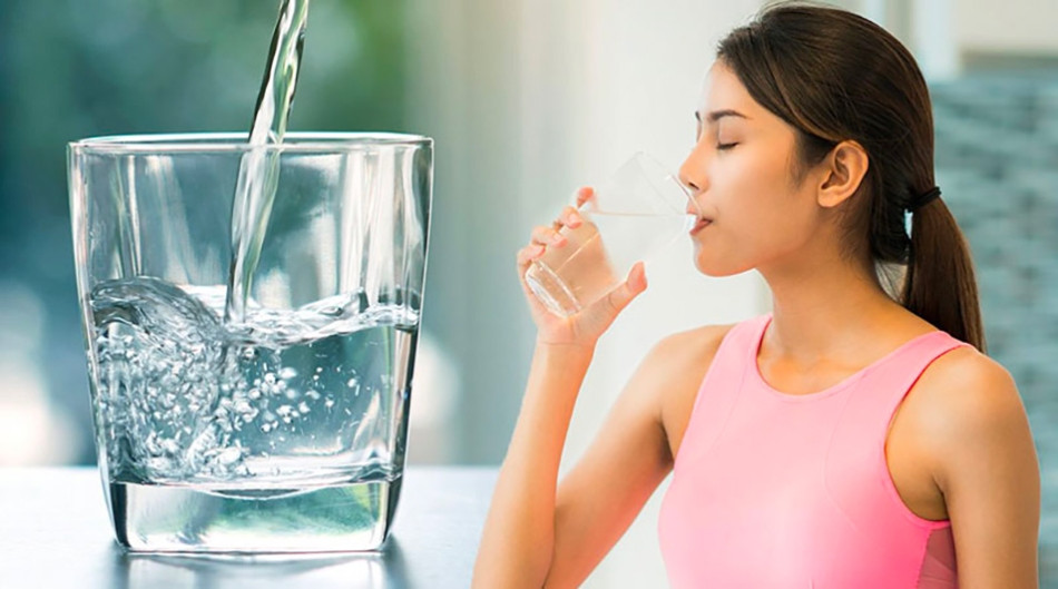 Kết hợp uống đủ nước và nghỉ ngơi hợp lý khi dưỡng trắng da bằng nghệ