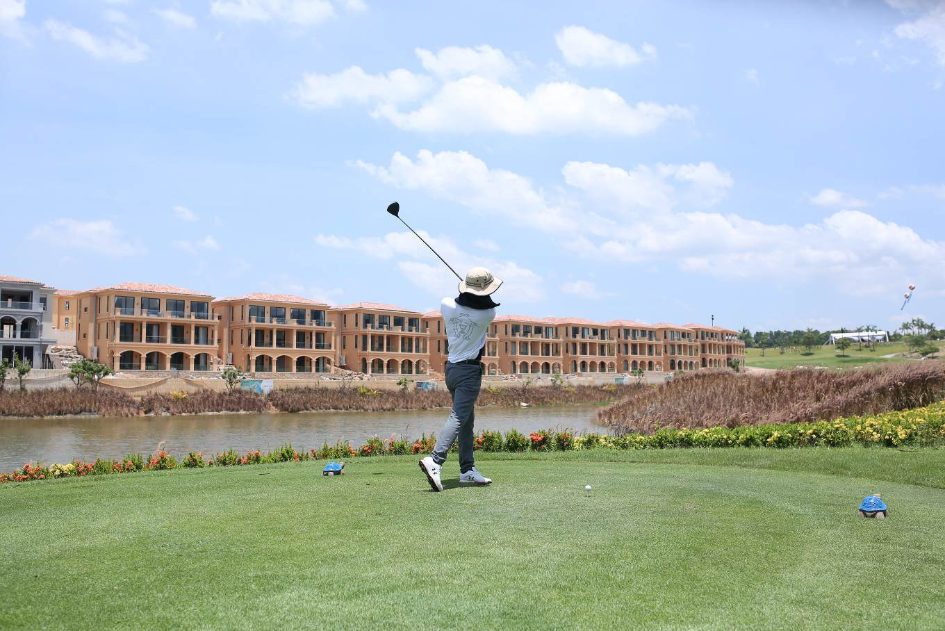 Khách chơi Golf tại Wyndham Sky Lake