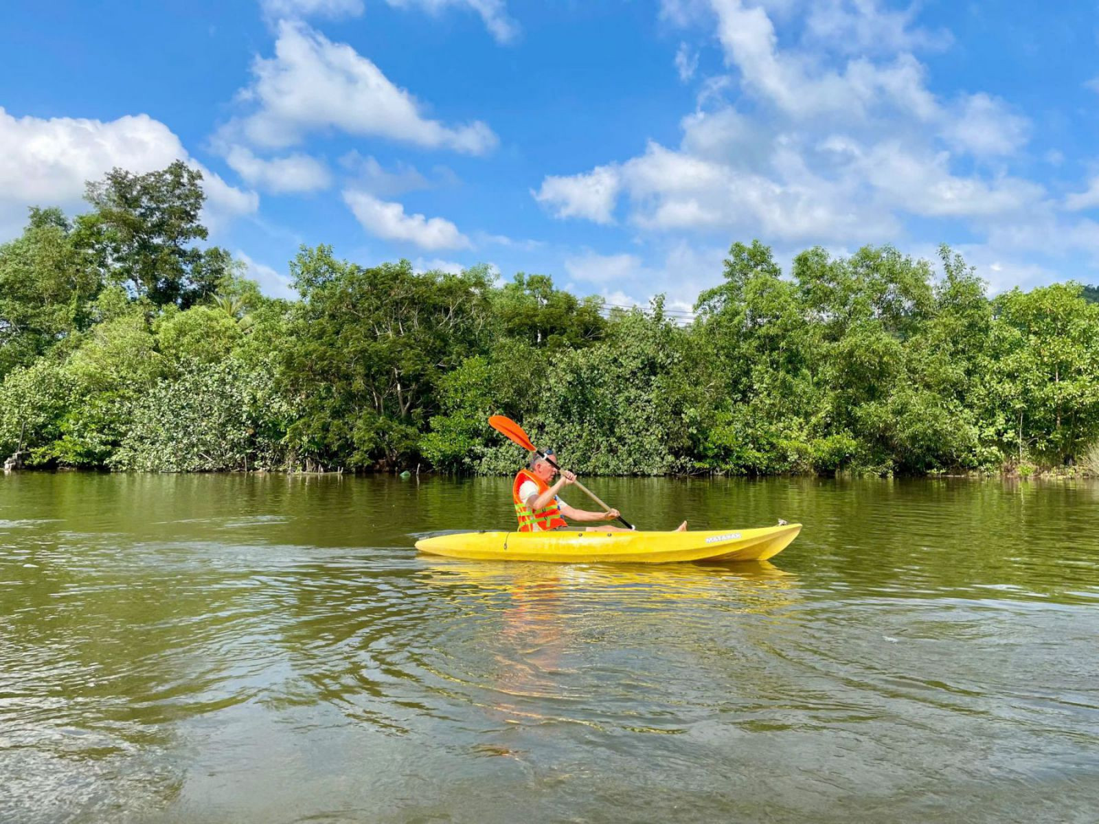 Khách du lịch trải nghiệm kayak trên sông Cửa Cạn