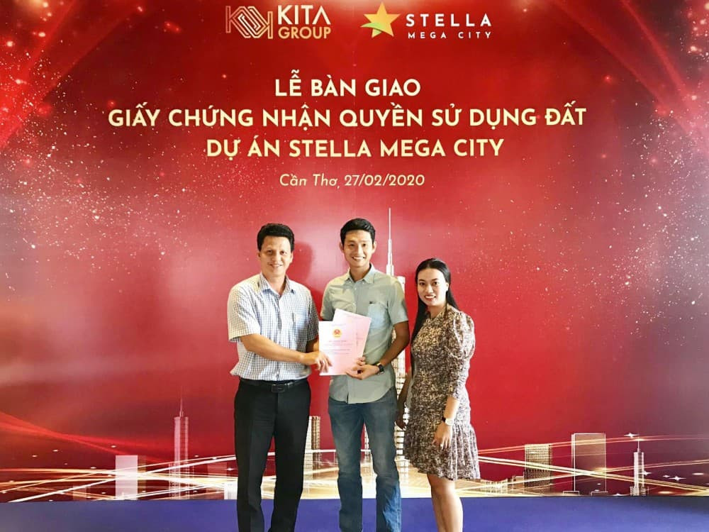 Khách hàng nhận giấy chứng nhận tại Stella Mega City