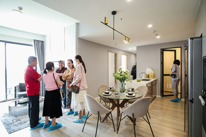 Khách hàng tham quan sảnh chính bên trong dự án.