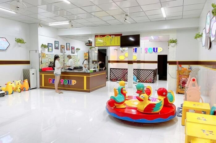 Khách hàng thường không an tâm khi mua cháo từ một nhân viên mới