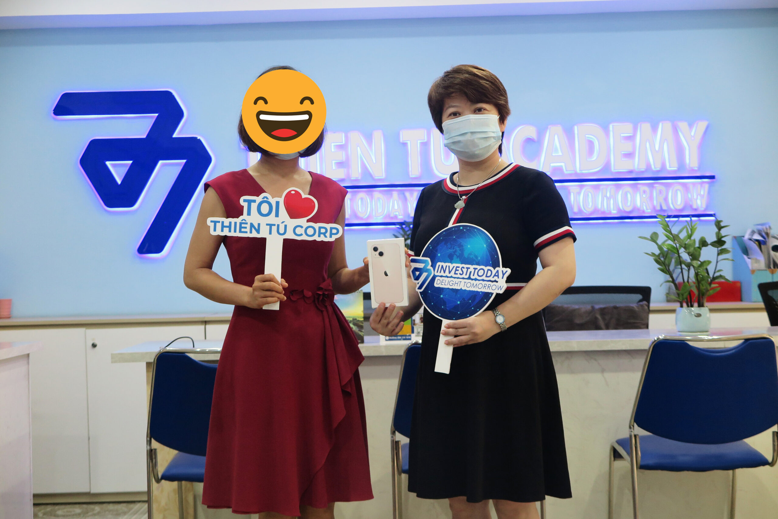 Khách hàng vui mừng nhận thưởng từ chương trình