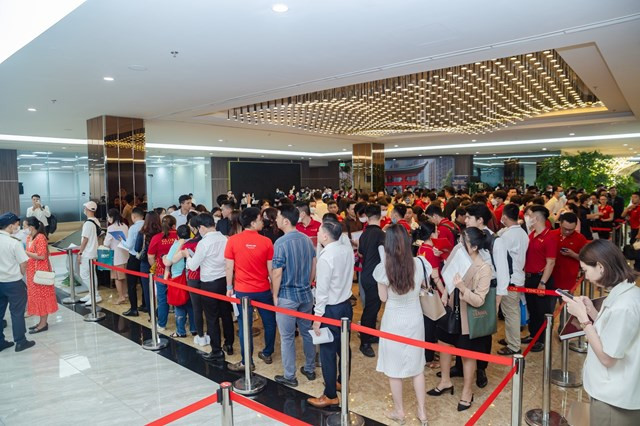 Khách hàng xếp hàng mua căn hộ Glory Heights