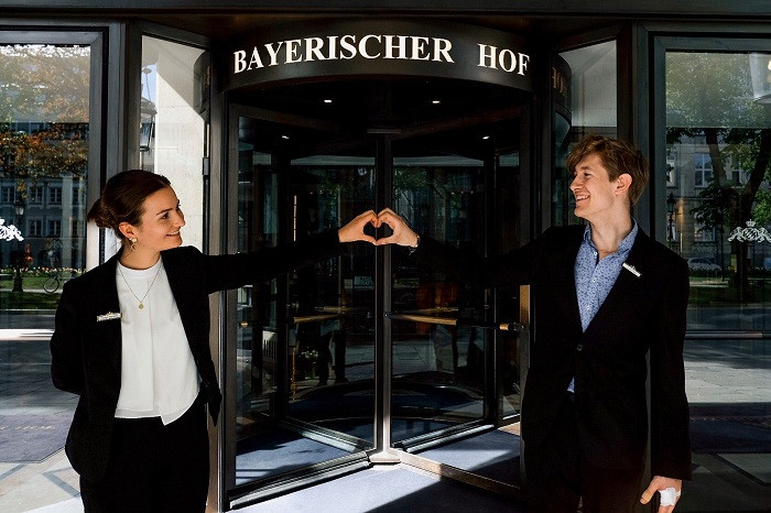 Sau cánh cửa Bayerischer Hof là cả một cuộc sống thượng lưu của giới quý tộc Đức ngày xưa