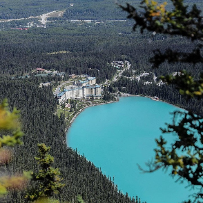 Say đắm vẻ đẹp tựa lâu đài của khách sạn Fairmont Chateau Lake Louise bên di sản nổi tiếng Canada