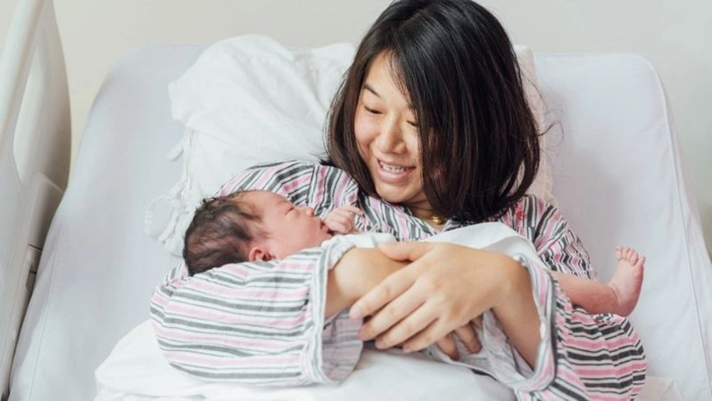 Khi ở cữ, da trở nên nhạy cảm hơn do tác động từ các yếu tố bên ngoài.
