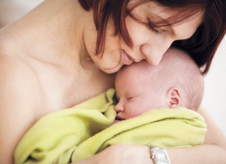 Khoảnh khắc gần gũi giữa mẹ và bé