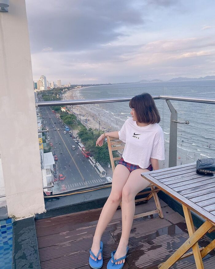 Không gian ăn uống ngoài trời với hướng view biển thơ mộng