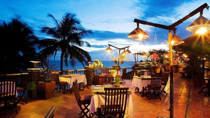 Không gian mở tại nhà hàng hải sản gần biển