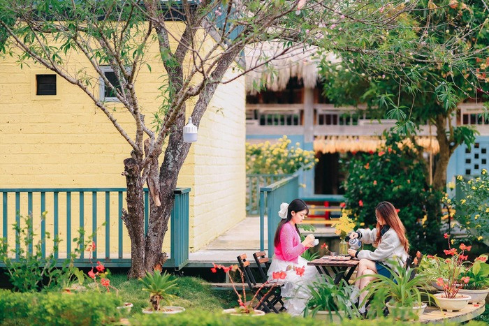 Không gian sân vườn của Fairyhouse đẹp như tranh