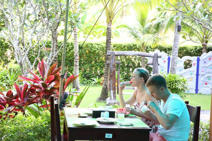 không gian xanh thơ mộng tại khách sạn gần sân bay Phú Quốc
