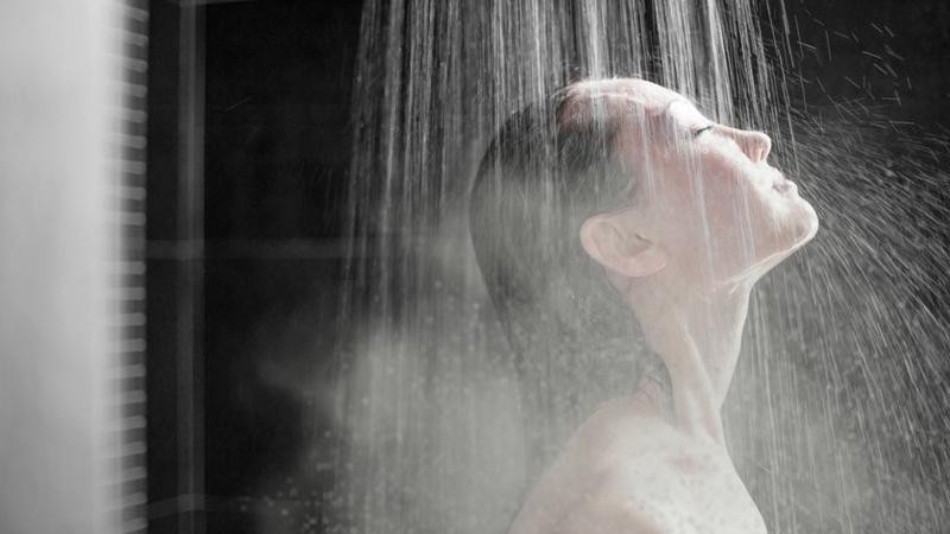 Không Gội Đầu Với Nước Nóng Vào Mùa Đông