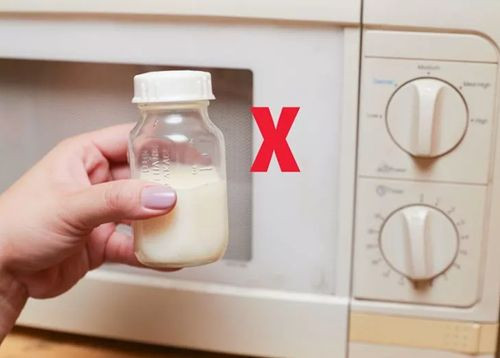 Không hâm nóng sữa bằng lò vi sóng