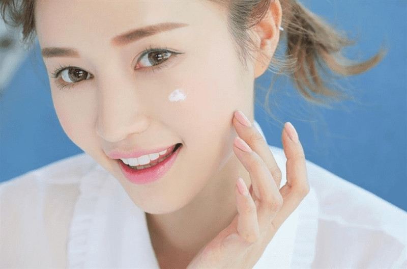 Không nên dùng kem dưỡng ẩm có thành phần chống nắng vào ban đêm