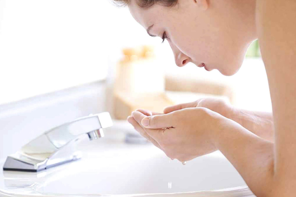 Không nên dùng nước quá nóng khi rửa mặt
