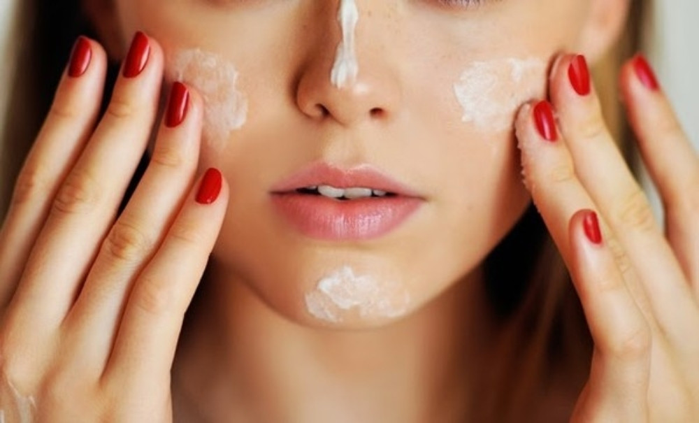 Không nên lạm dụng các sản phẩm mỹ phẩm để ngăn ngừa tình trạng da bị sạm đen
