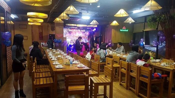 Khu vực ăn uống trong nhà hàng bình dân