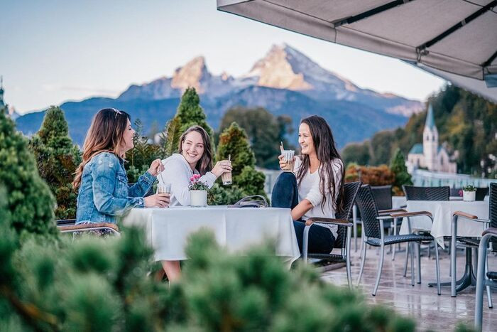 Khu vực bàn ăn ngoài trời tại Edelweiss Berchtesgaden