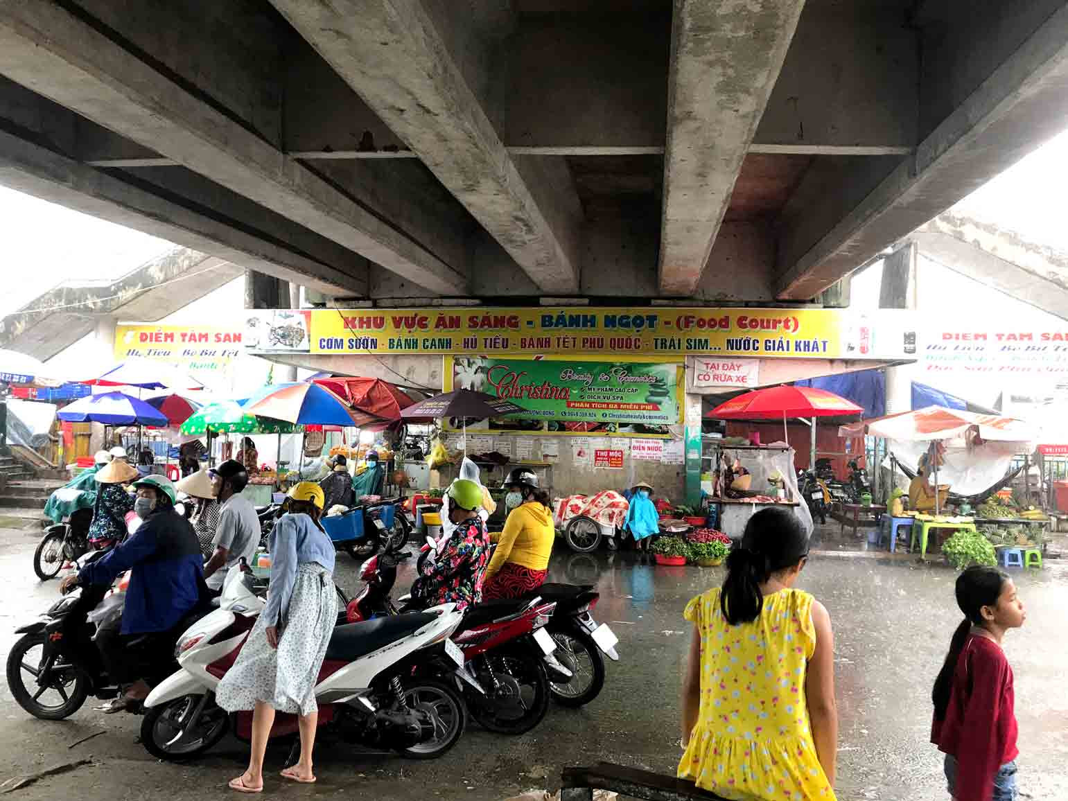 Khu vực bán đồ ăn sáng tại chợ Dương Đông Phú Quốc