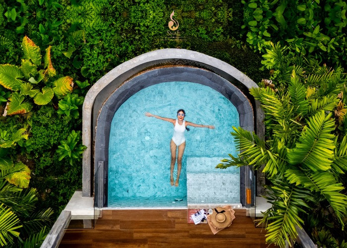 Khu vực bể bơi ngoài trời tại Sinae Phuket