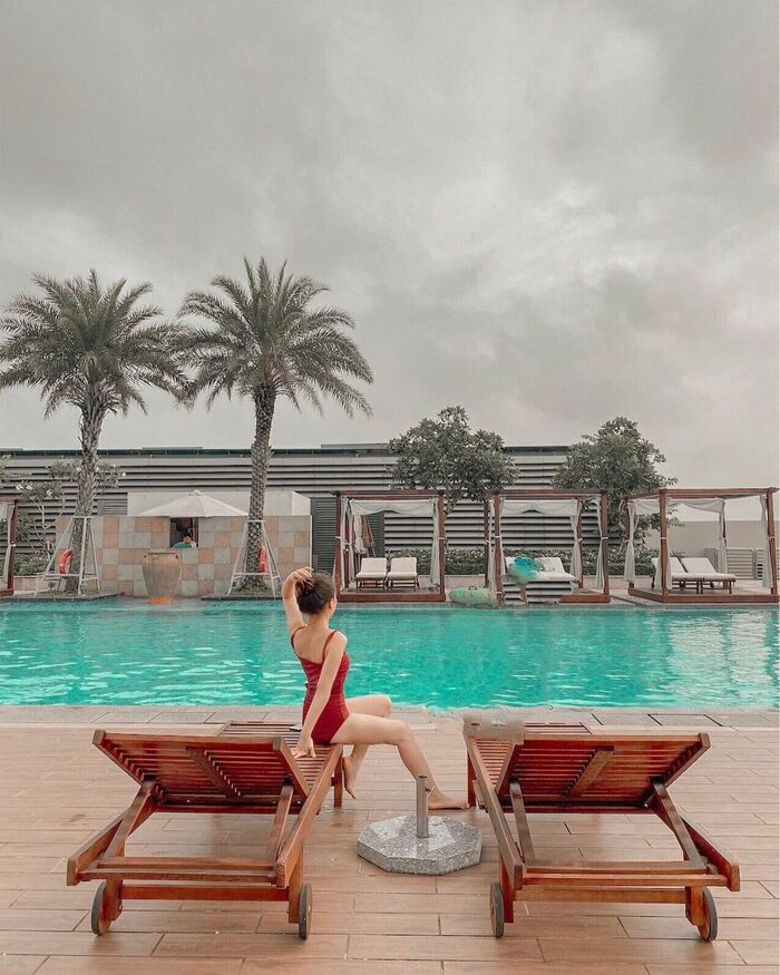 Khu vực bể bơi rộng lớn