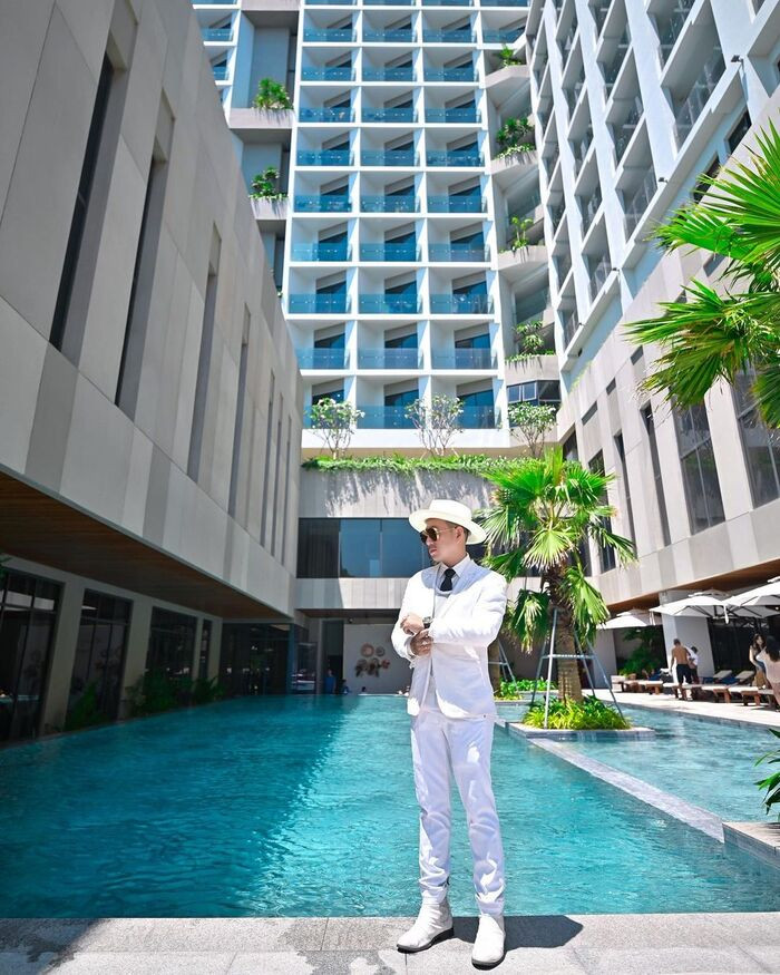 Khu vực bể bơi sang trọng tại Fleur De Lys Hotel Quy Nhơn.