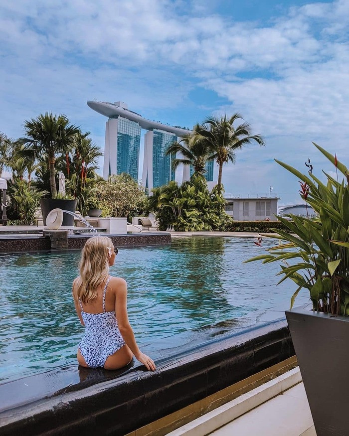 Khu vực hồ bơi hiện đại tại Mandarin Oriental