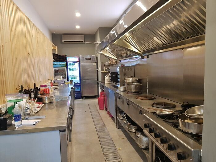 Khu vực nấu nướng trong bếp nhà hàng