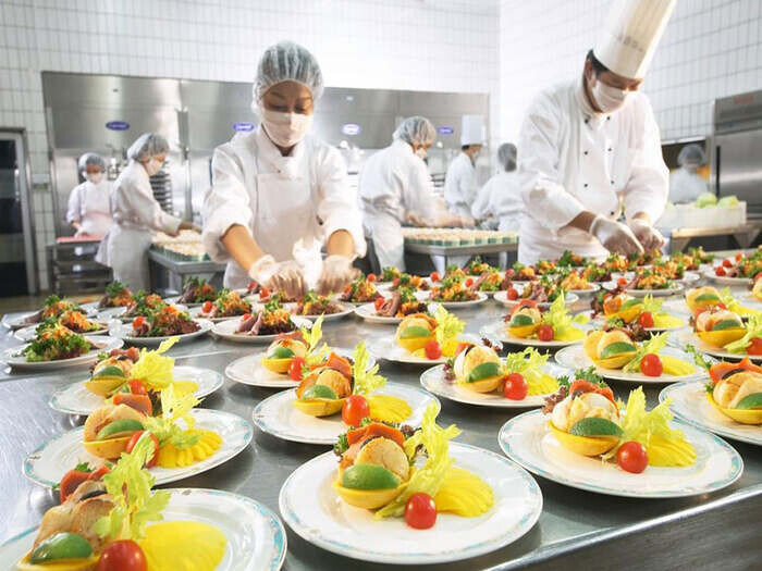 Khu vực ra món trong thiết kế bếp nhà hàng