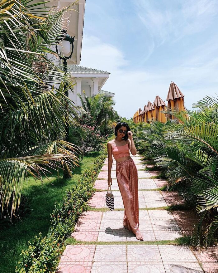 Khu vực sân vườn xanh mát tại Gold Coast Quảng Bình Resort