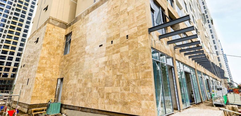 Khu vực shophouse tại tầng 1 và tầng 2 đang được ốp đá mặt ngoài
